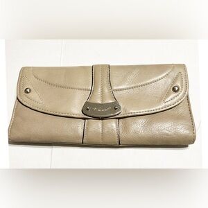 B. Makowsky Beige Leather Clutch Tri Fold Wallet Holds Cards Cash Receipts